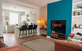 Modern Skipton House, Sleeps 5, Canal & Parking